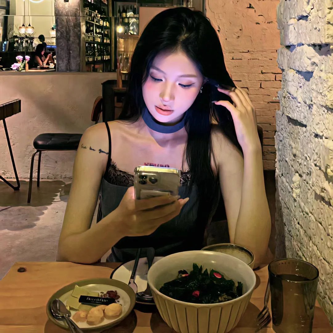 给小酒馆女子喝高杯酒 在线观看